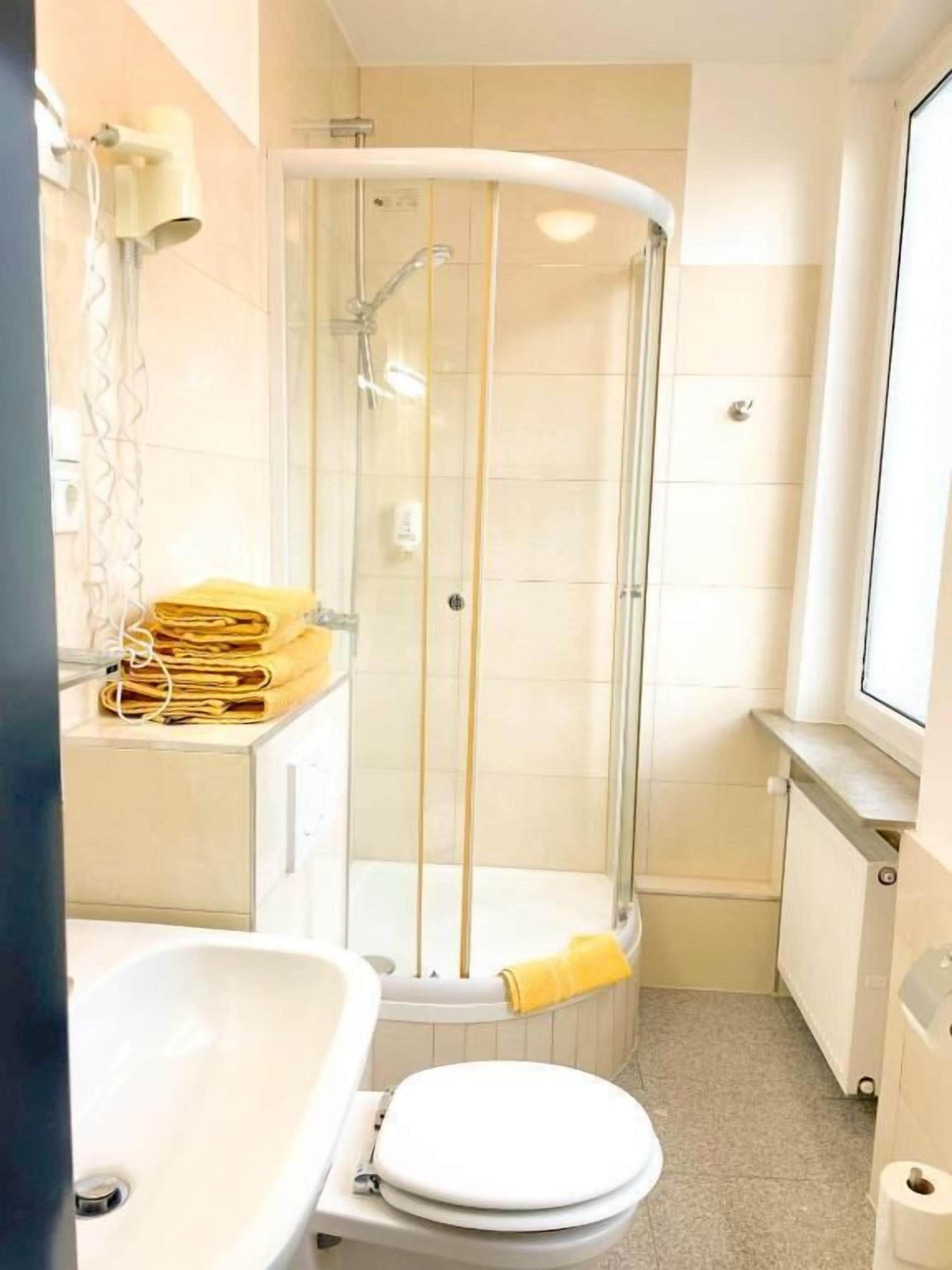 Basic-Doppelzimmer, 1 Doppelbett | Badezimmer | Dusche, Haartrockner, Handtücher
