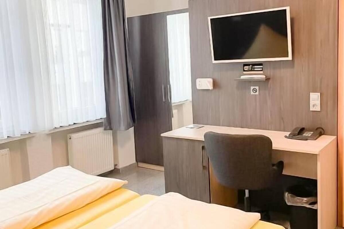 办公桌、熨斗/熨板、免费 WiFi、床单