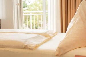 Escritorio, tabla de planchar con plancha, wifi gratis y ropa de cama 