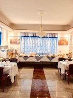 Desayuno buffet diario (EUR 5 por persona)