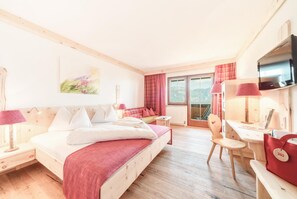 Dobbeltrom – standard | Minibar, safe på rommet, skrivebord og blendingsgardiner