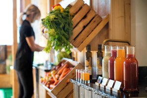 A buffet area with various food items and beverages. - Natur & Wellnesshotel Höflehner (Haus)