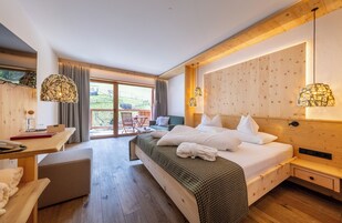 Superior Double Room | Minibar, in-room safe, desk, blackout drapes