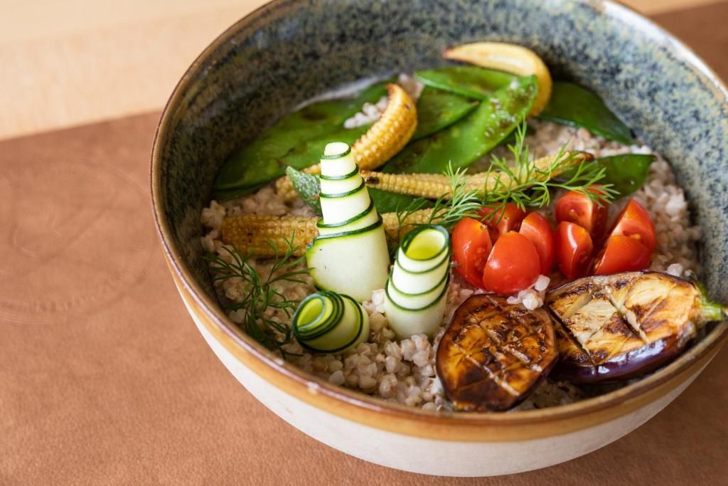 Un plato de comida con diversos vegetales y cereales.