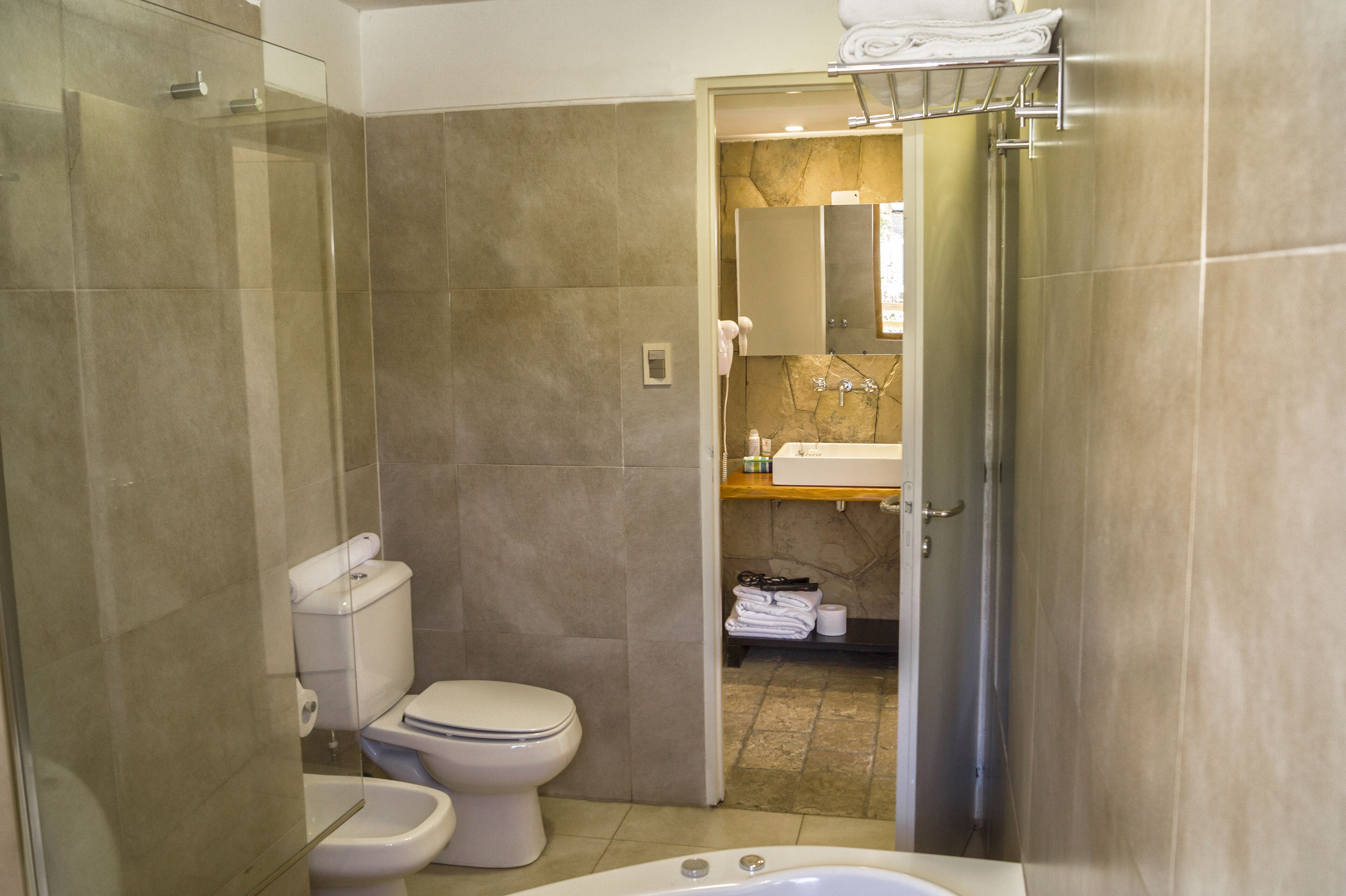combined shower/bathtub, jetted bath, free toiletries, hair dryer