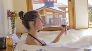 Suite Standard, 1 trÚs grand lit, vue jardin (Studio King - Jacuzzi and Fireplace) | Literie de qualité supérieure, surmatelas, minibar