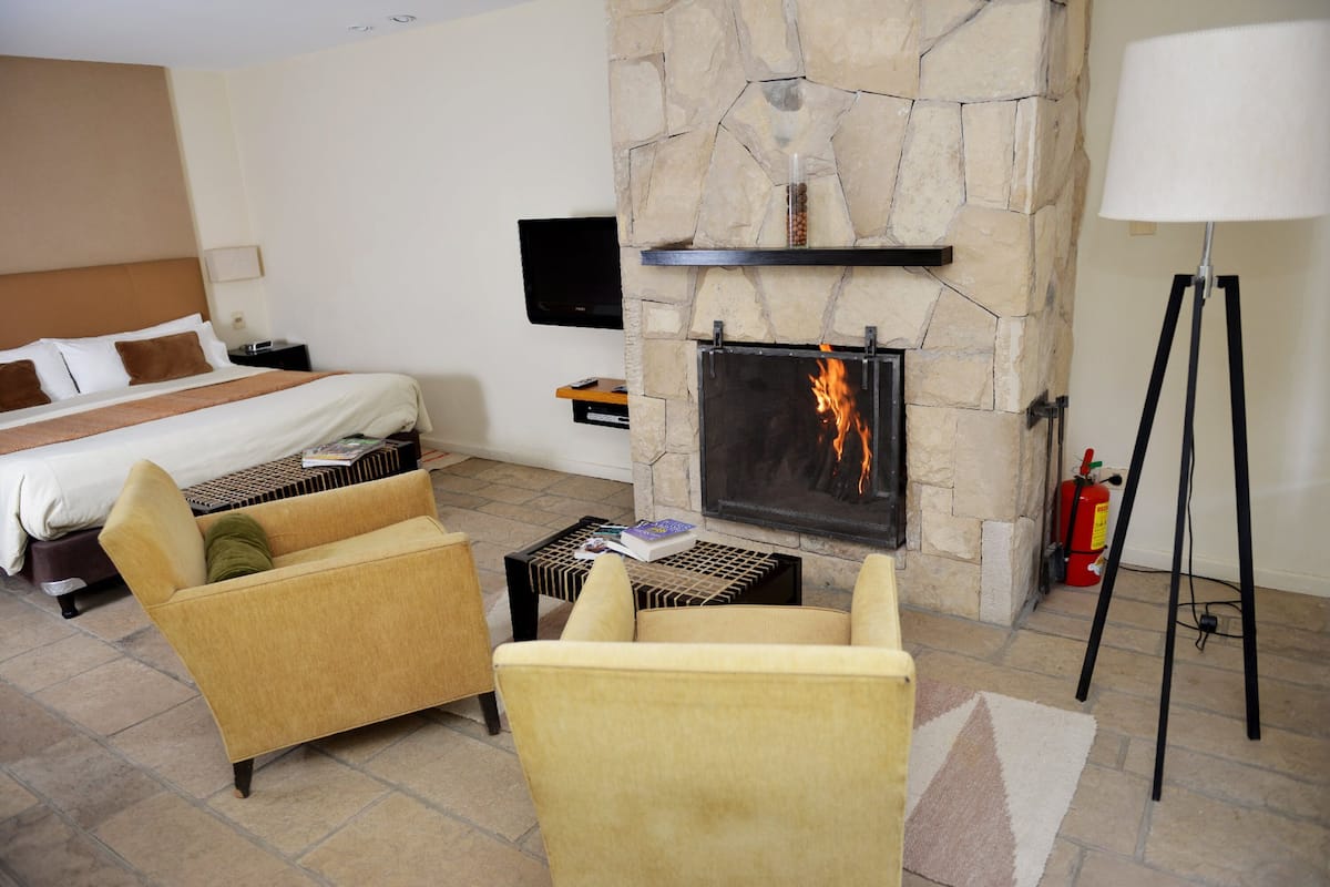 Standard-Suite, 1 King-Bett, Gartenblick (Studio King - Jacuzzi and Fireplace) | 1 Schlafzimmer, hochwertige Bettwaren, Pillowtop-Betten, Minibar