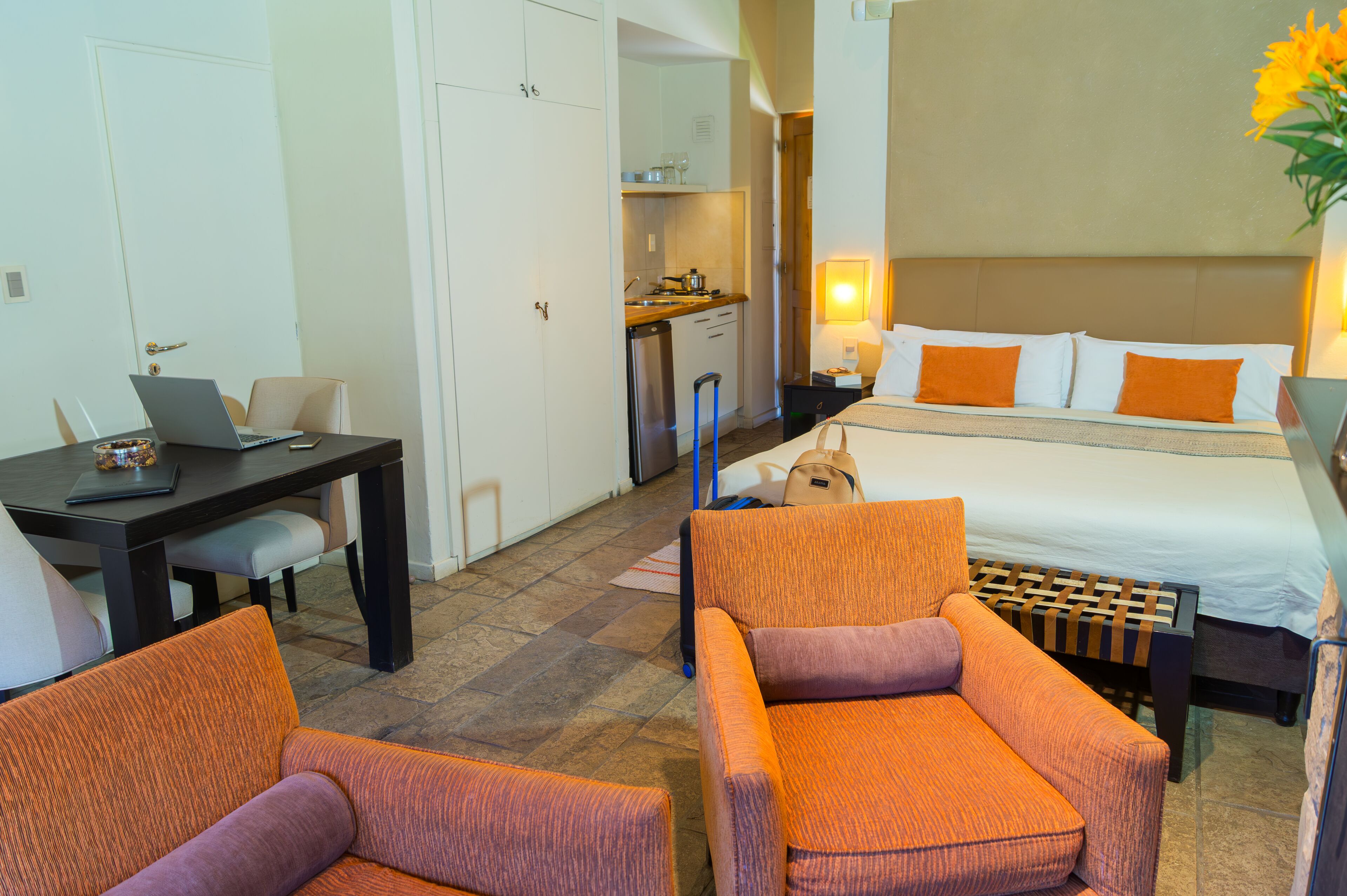Suite Standard, 1 très grand lit, vue jardin (Studio King - Jacuzzi and Fireplace) | Literie de qualité supérieure, surmatelas, minibar