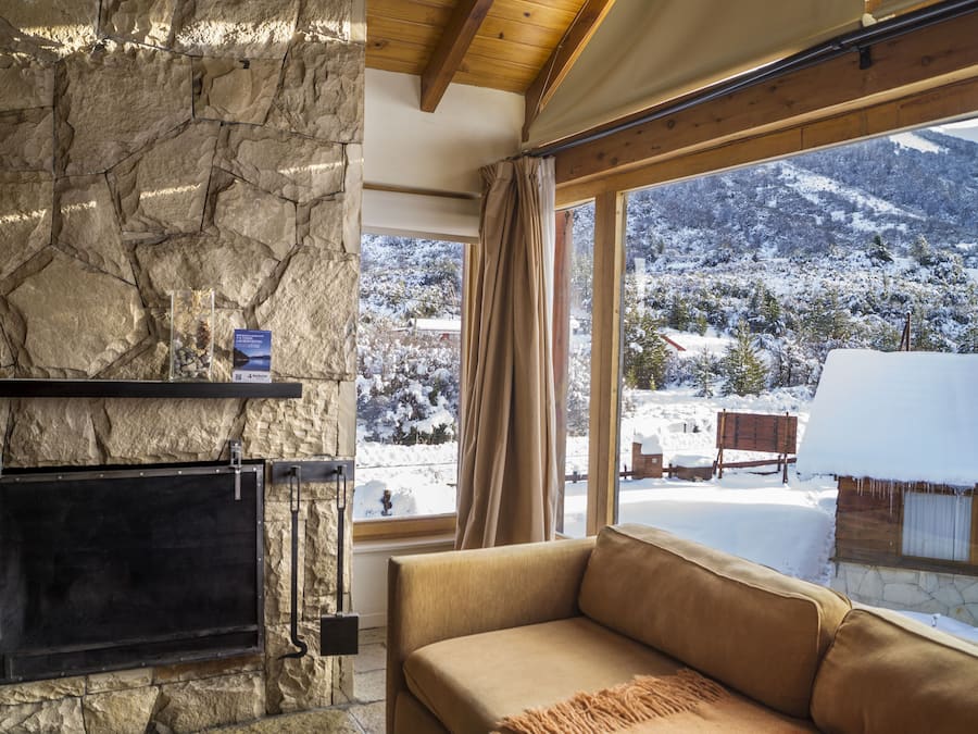 Deluxe kamer, meerdere bedden, uitzicht op bergen (Deluxe Suite 2 Bed 2 Bath) | Woonkamer | Een smart-tv, een open haard, een dvd-speler en vloerverwarming