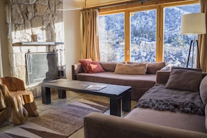 Deluxe Room, Multiple Beds, Mountain View (Deluxe Suite 2 Bed 2 Bath) | Living area