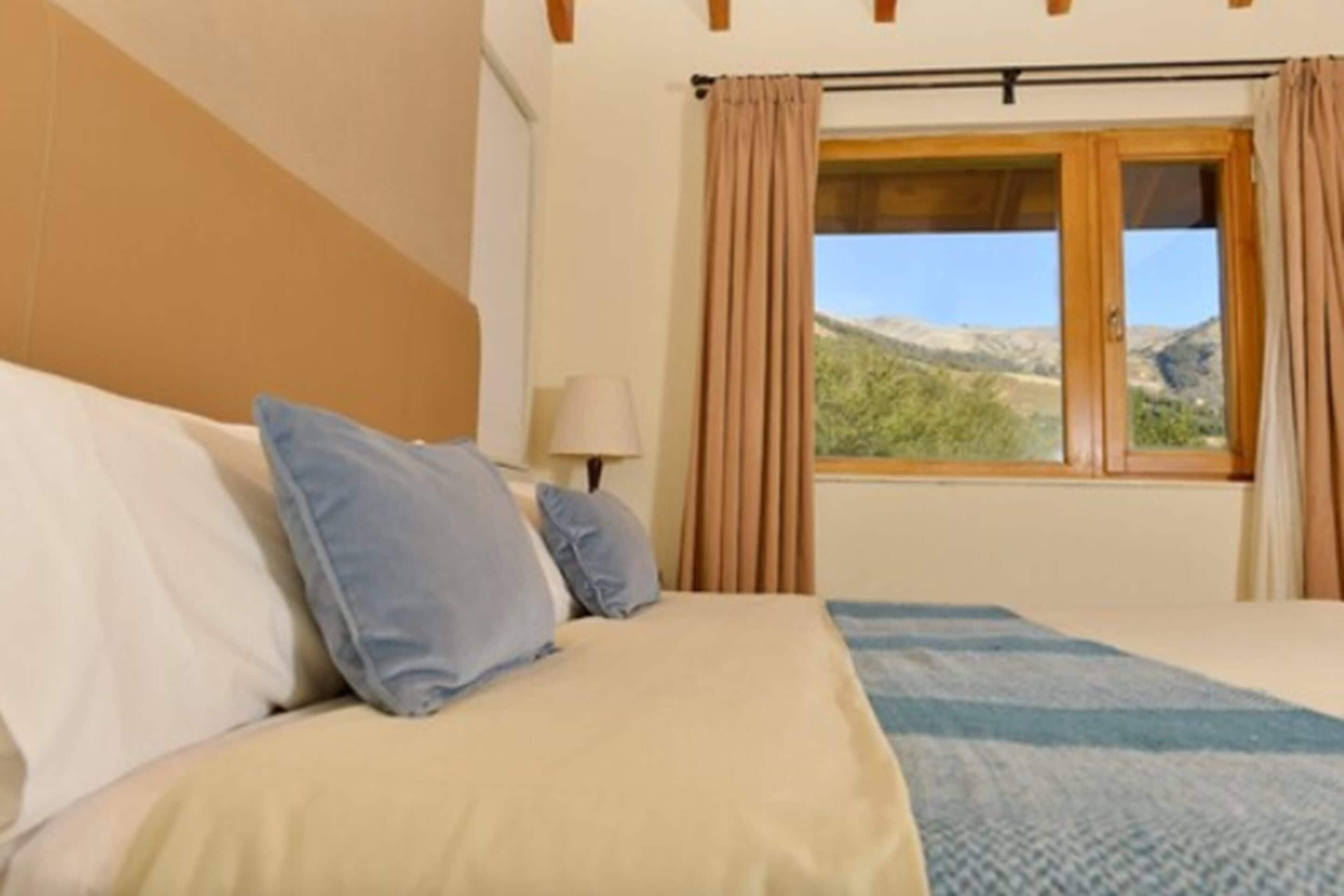 Ropa de cama de alta calidad, colchones con pillow-top y minibar 