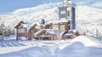 Vista frontal de la propiedad