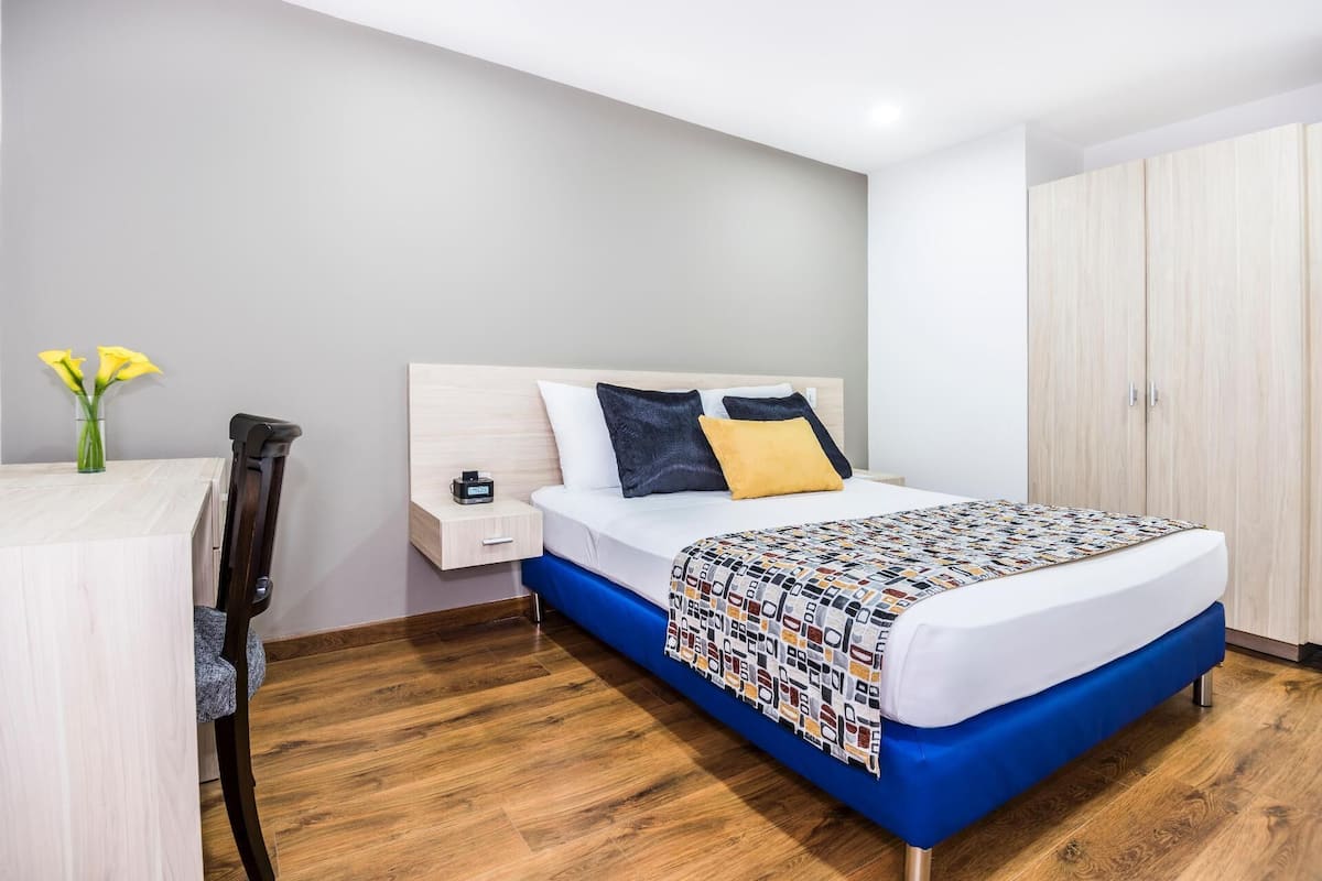 Minibar, masa, dizüstü bilgisayar çalışma alanı, güneşlik/perde