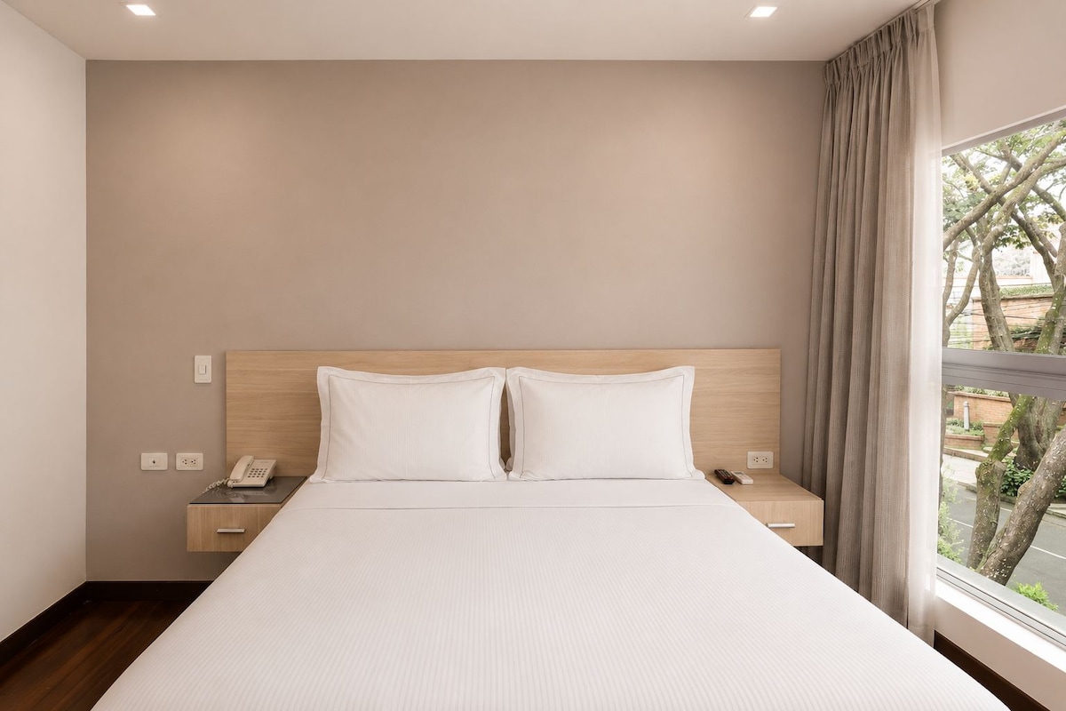 Junior Room, 1 Queen Bed | Minibar, desk, laptop workspace, blackout curtains
