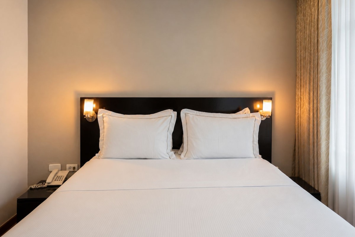 Superior Room, 1 Queen Bed | Minibar, desk, laptop workspace, blackout curtains
