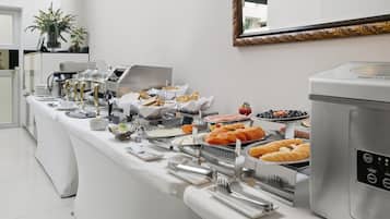 Ein reichhaltiges Buffet mit verschiedenen Speisen und Besteck.