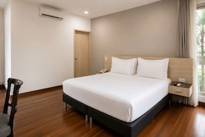 A hotel room with a bed, bedside table, and a chair. - Hotel Asturias Medellin (Medellín)