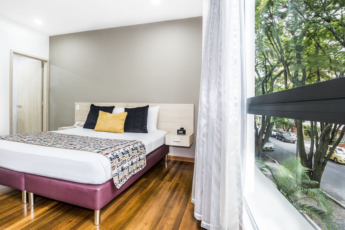 Minibar, desk, laptop workspace, blackout drapes