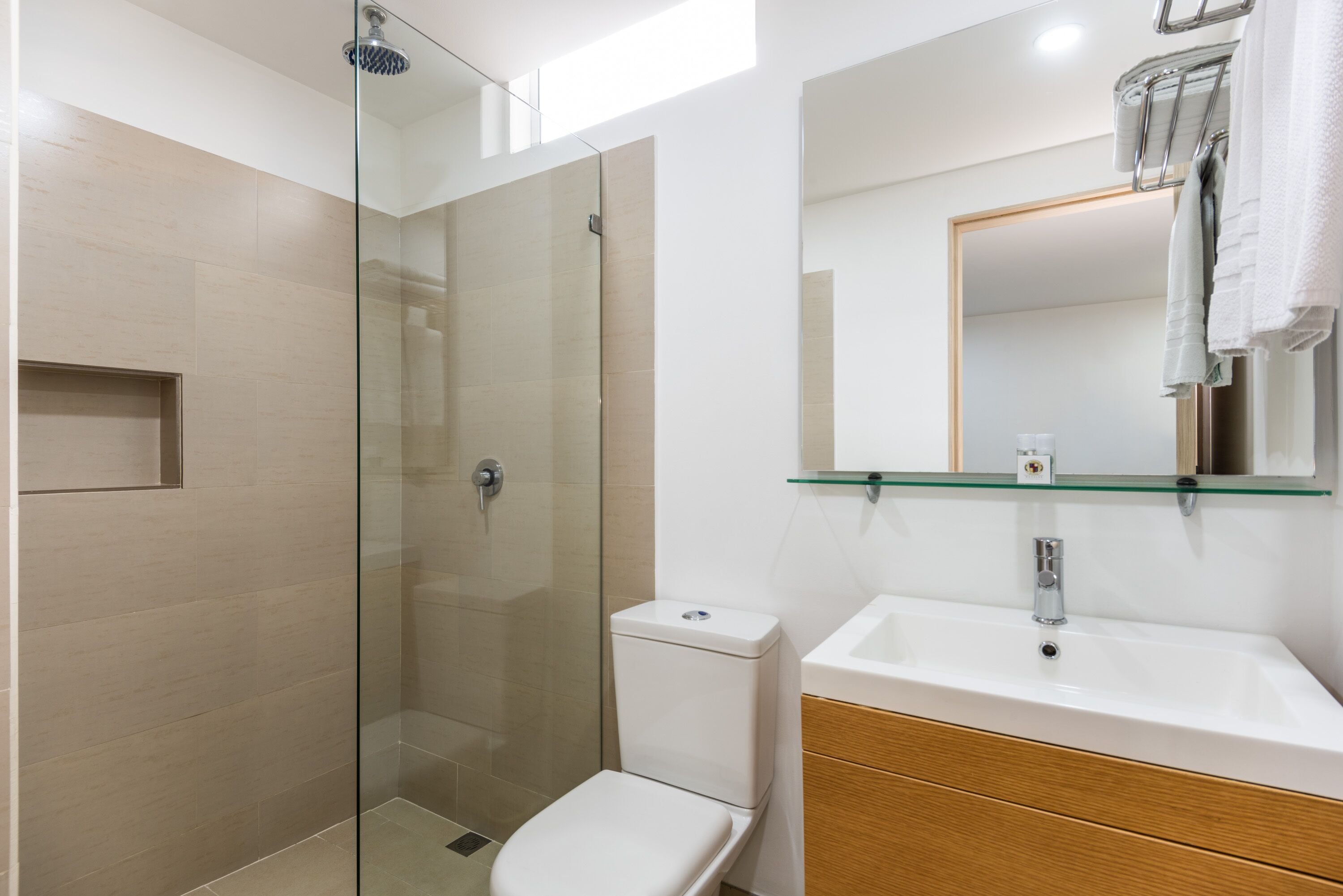 淋浴设施、吹风机、毛巾、肥皂