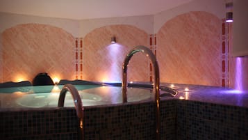 Indoor spa tub