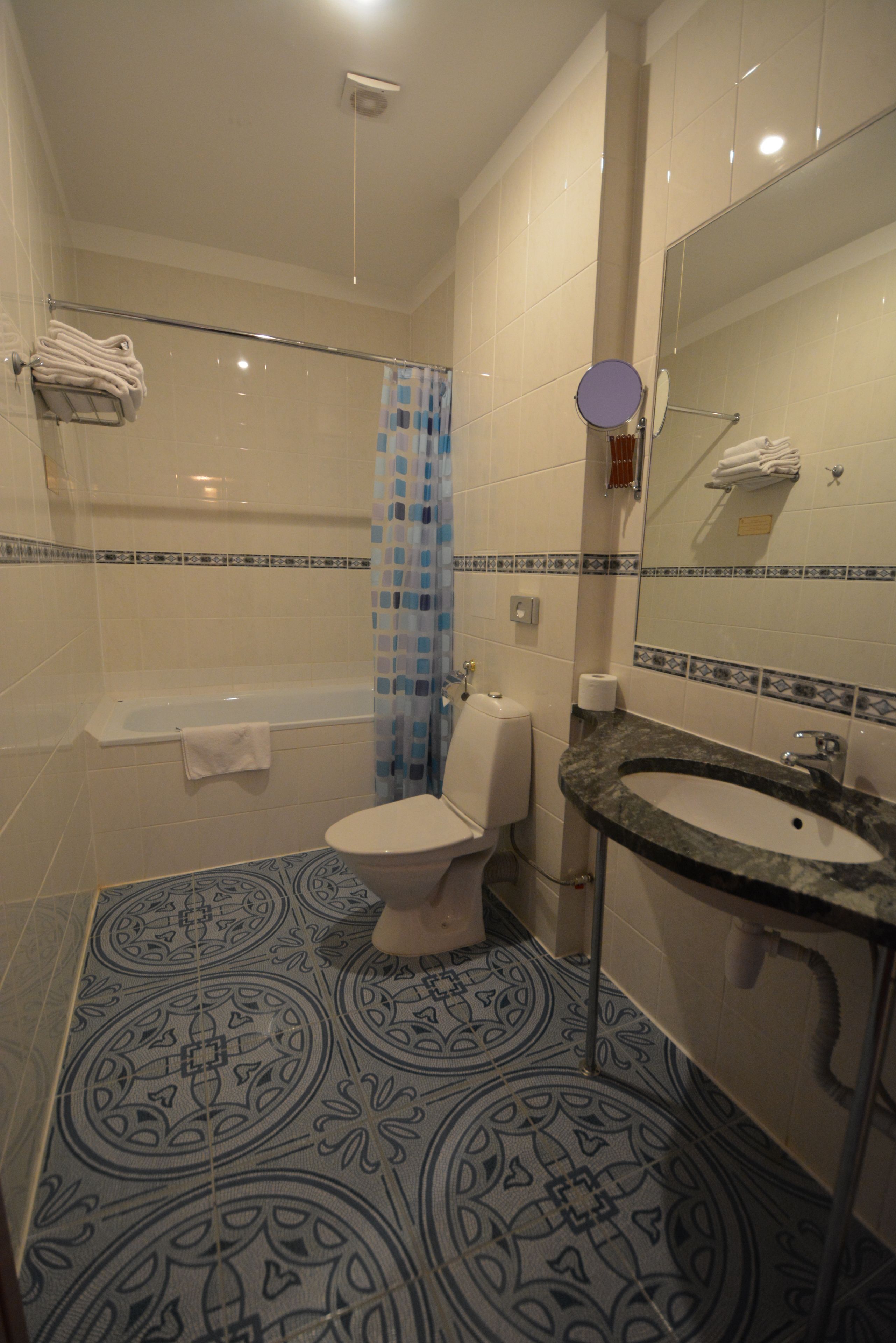 Un baño con bañera, inodoro y lavabo.