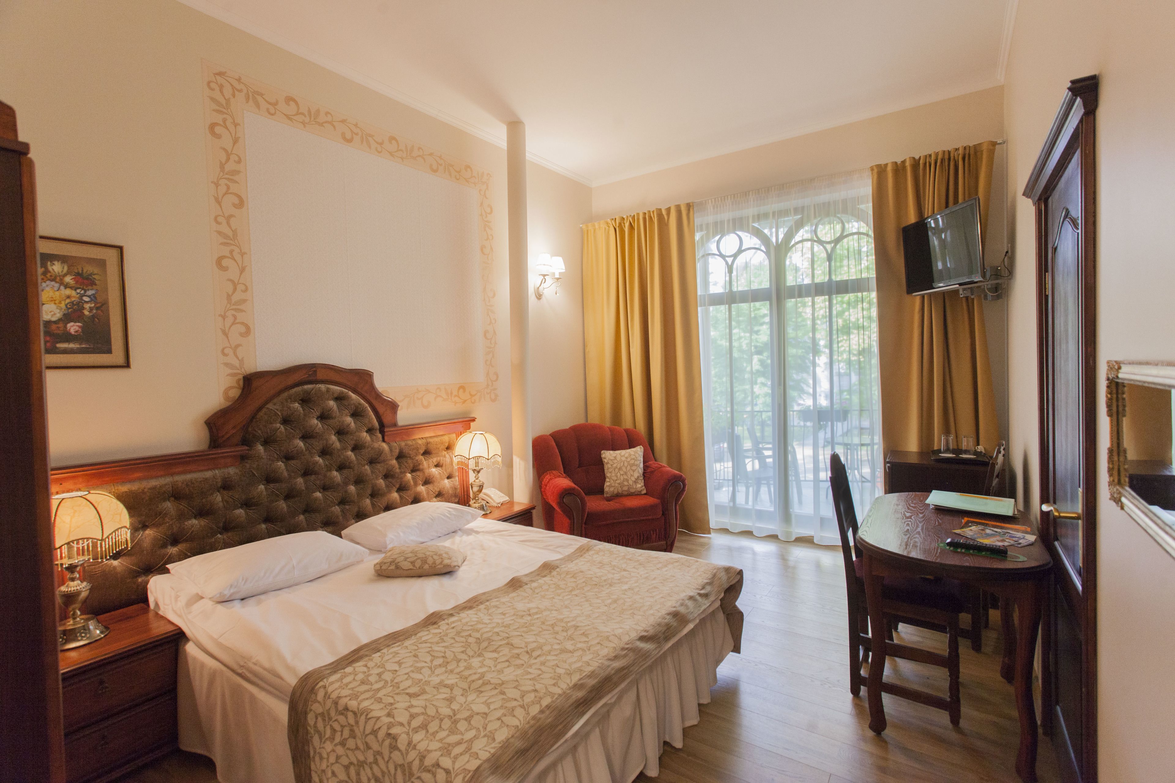 Quarto casal superior | Área de estar | TV LCD 32 polegadas com canais a cabo, TV