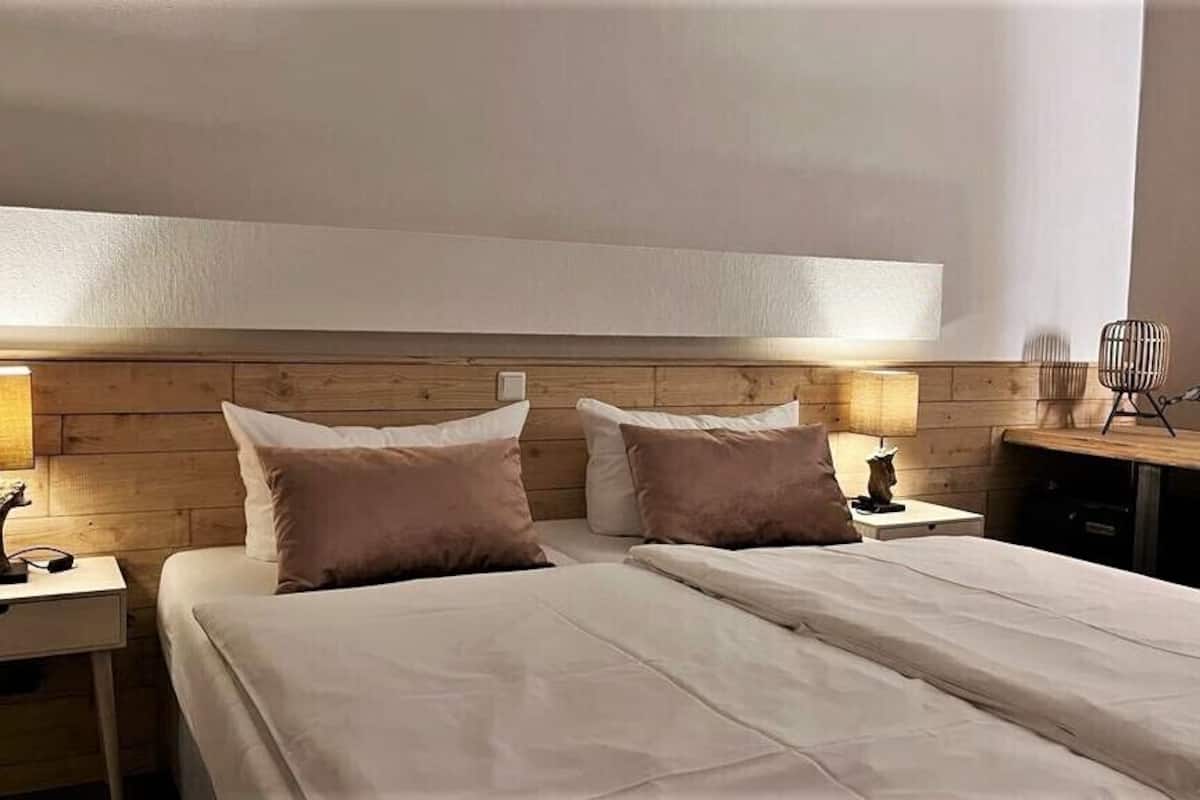 double room | 1 bedroom, desk, free wifi, bed sheets