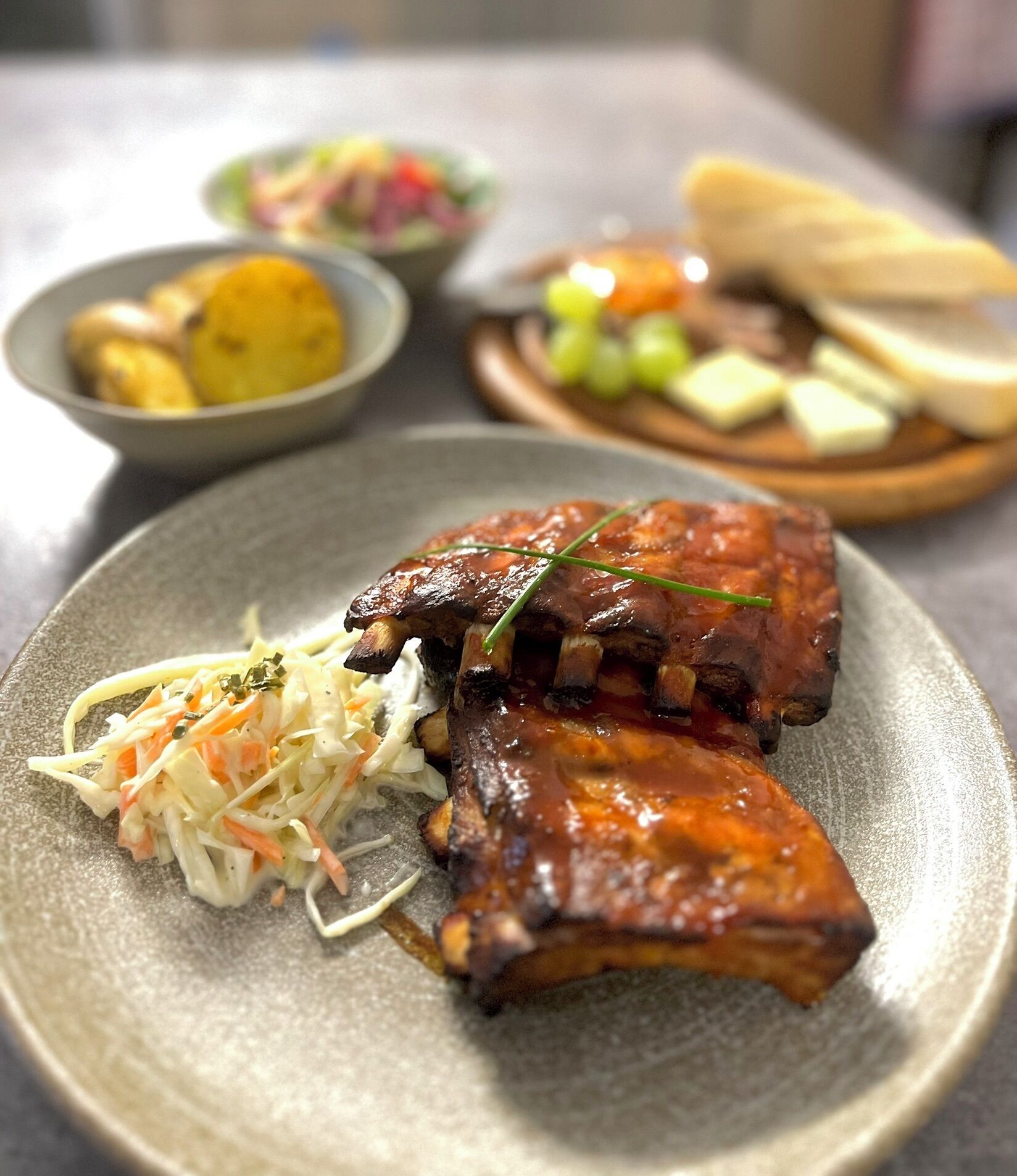Ein Teller mit gegrillten Rippchen und Krautsalat.