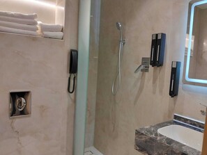 تجهيزات دش، مجففات شعر، مراحيض شطف، مناشف