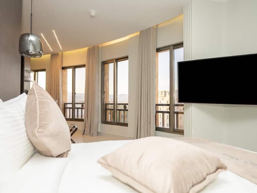 Minibar, caja de seguridad en la habitación y decoración personalizada