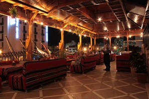 3 restaurantes, se sirve desayuno 