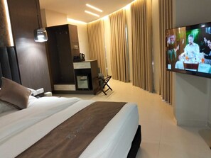 Junior Suite | Minibar, in-room safe, individually decorated, individually furnished - Captain's Hotel (Aqaba)