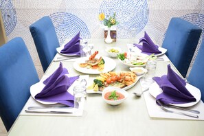 3 restaurants; breakfast, lunch and dinner served  - Captain's Hotel (Aqaba)