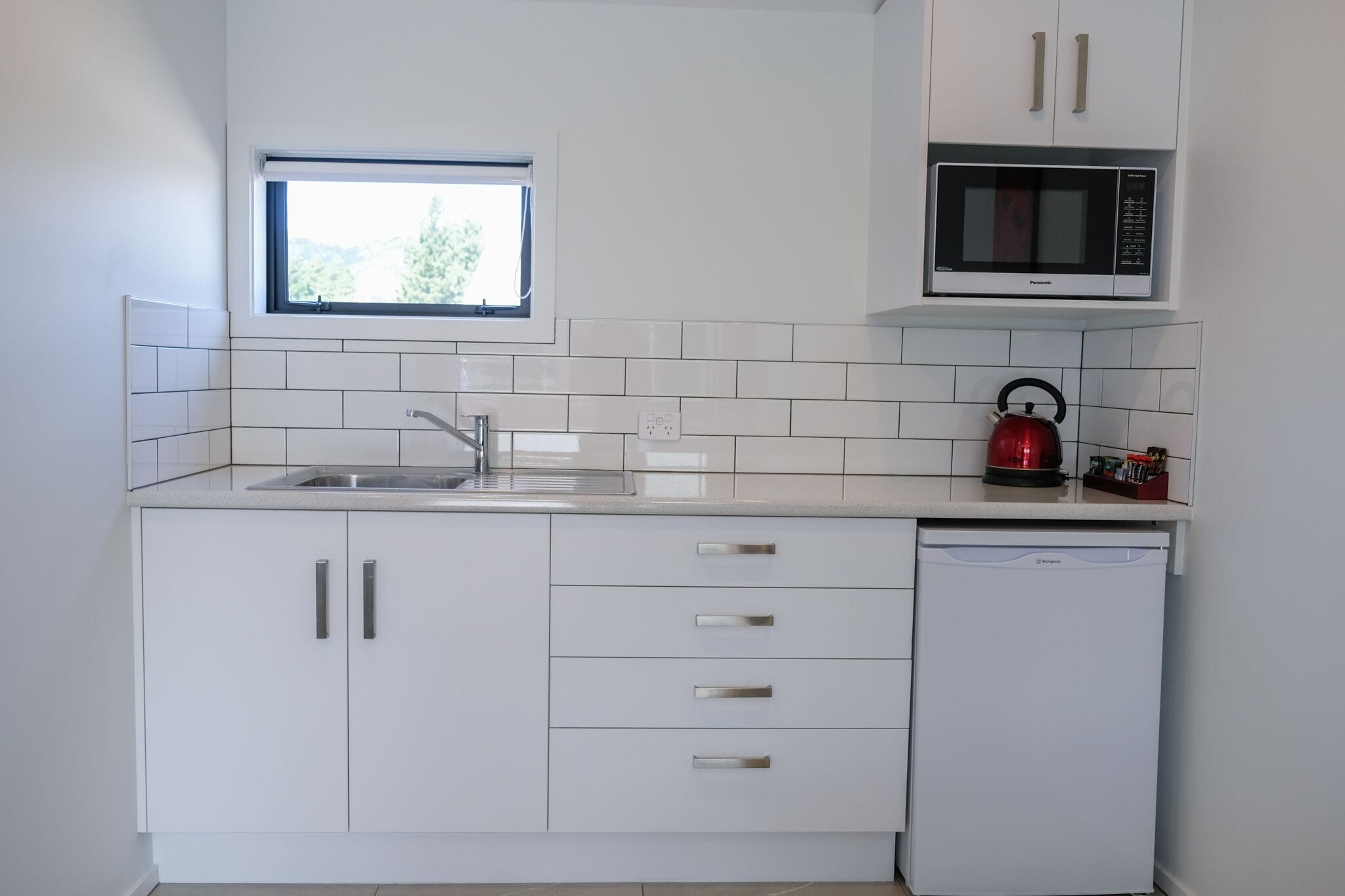 Familiekamer, 2 slaapkamers | Privékeuken | Een koelkast, een microgolfoven, een koffiezetapparaat/waterkoker