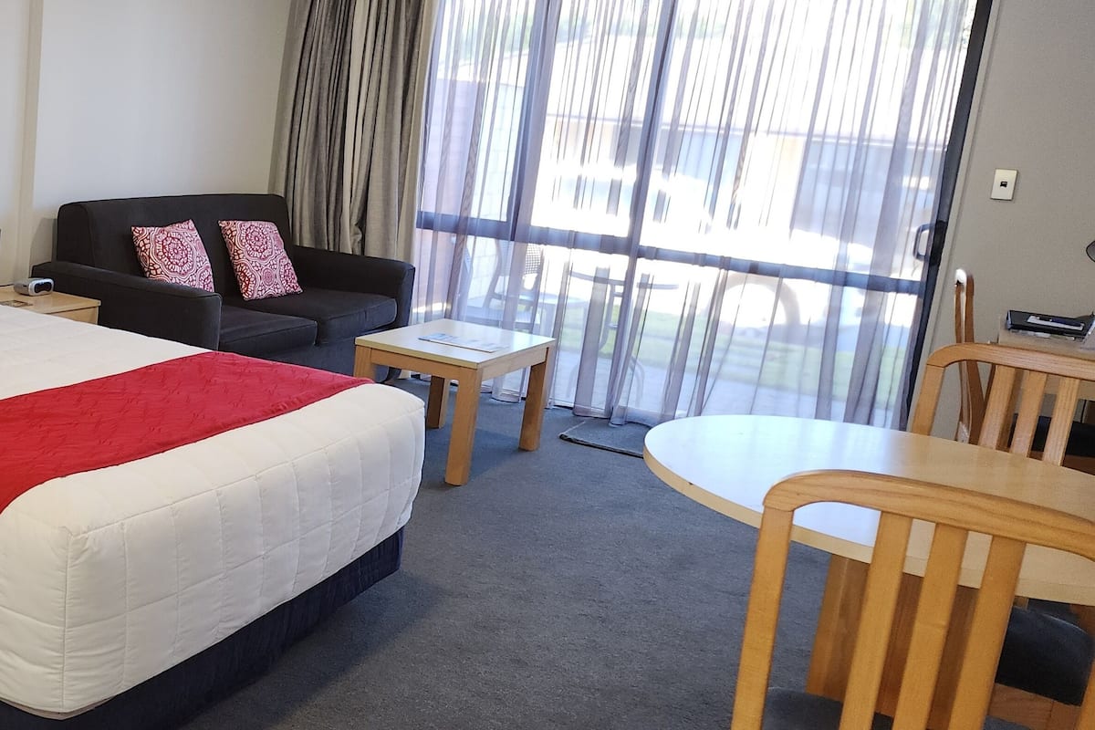 Comfort Room, 1 Queen Bed | 1 bedroom, premium bedding, individually decorated