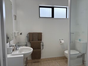 Artículos de tocador ecológicos, secador de pelo, toallas