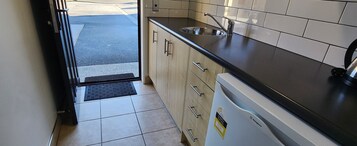 Refrigerador, microondas, cafetera/tetera, tetera/pava eléctrica