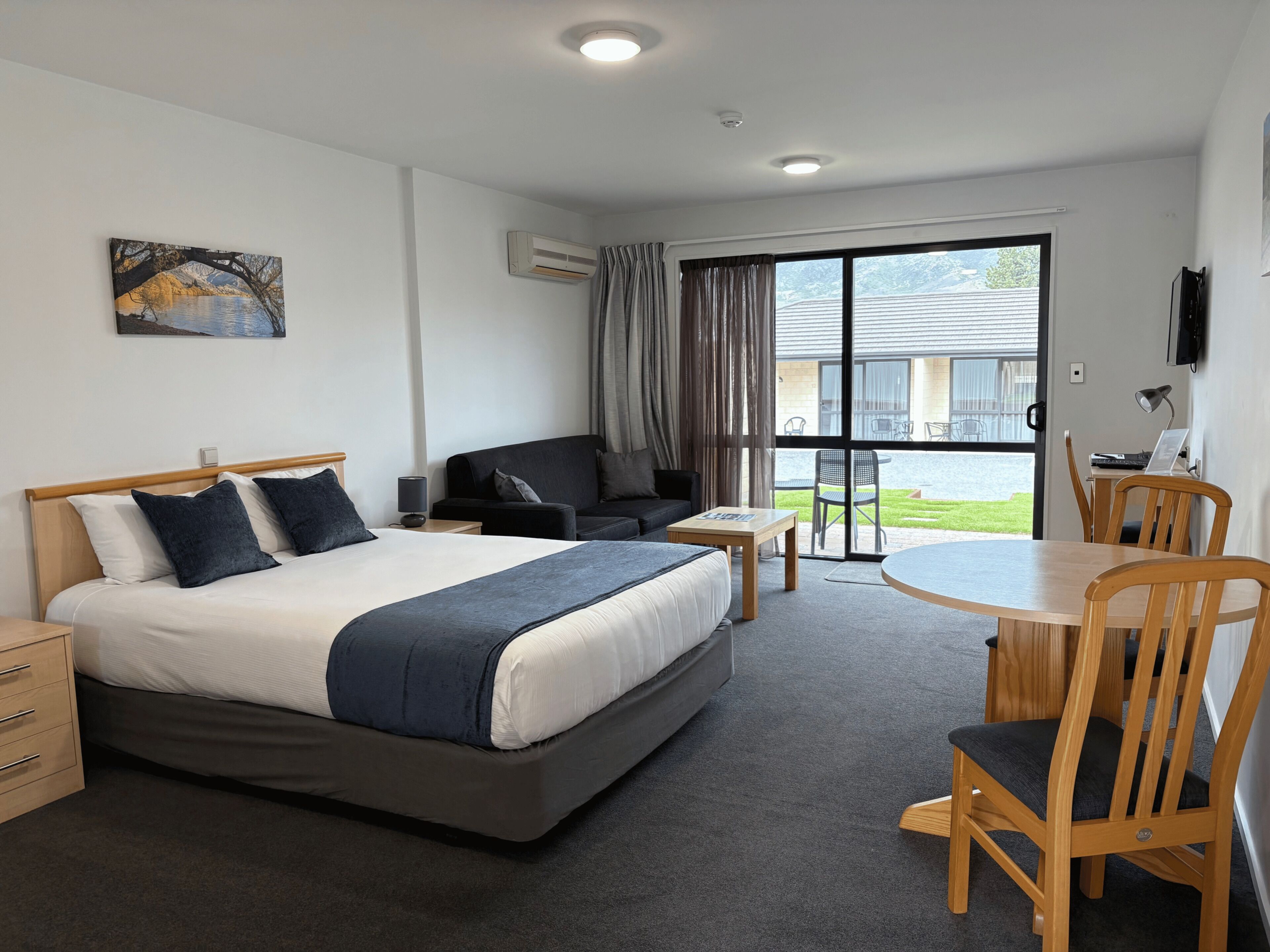 Comfort Room, 1 Queen Bed | Premium bedding, individually decorated, individually furnished, desk