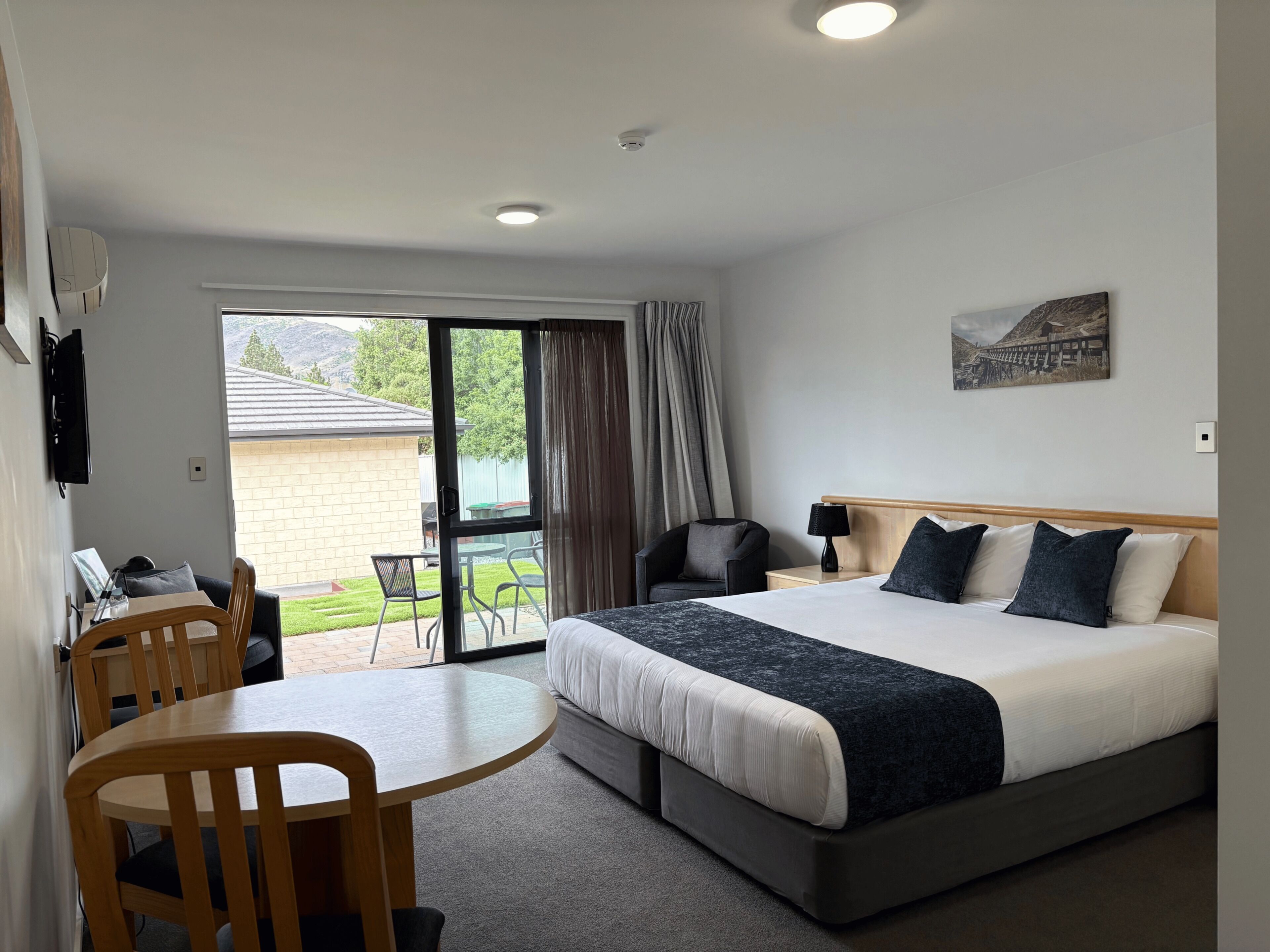 أغطية فراش متميزة وبديكورات فريدة لكل غرفة وطراز فريد لكل وحدة ومكتب