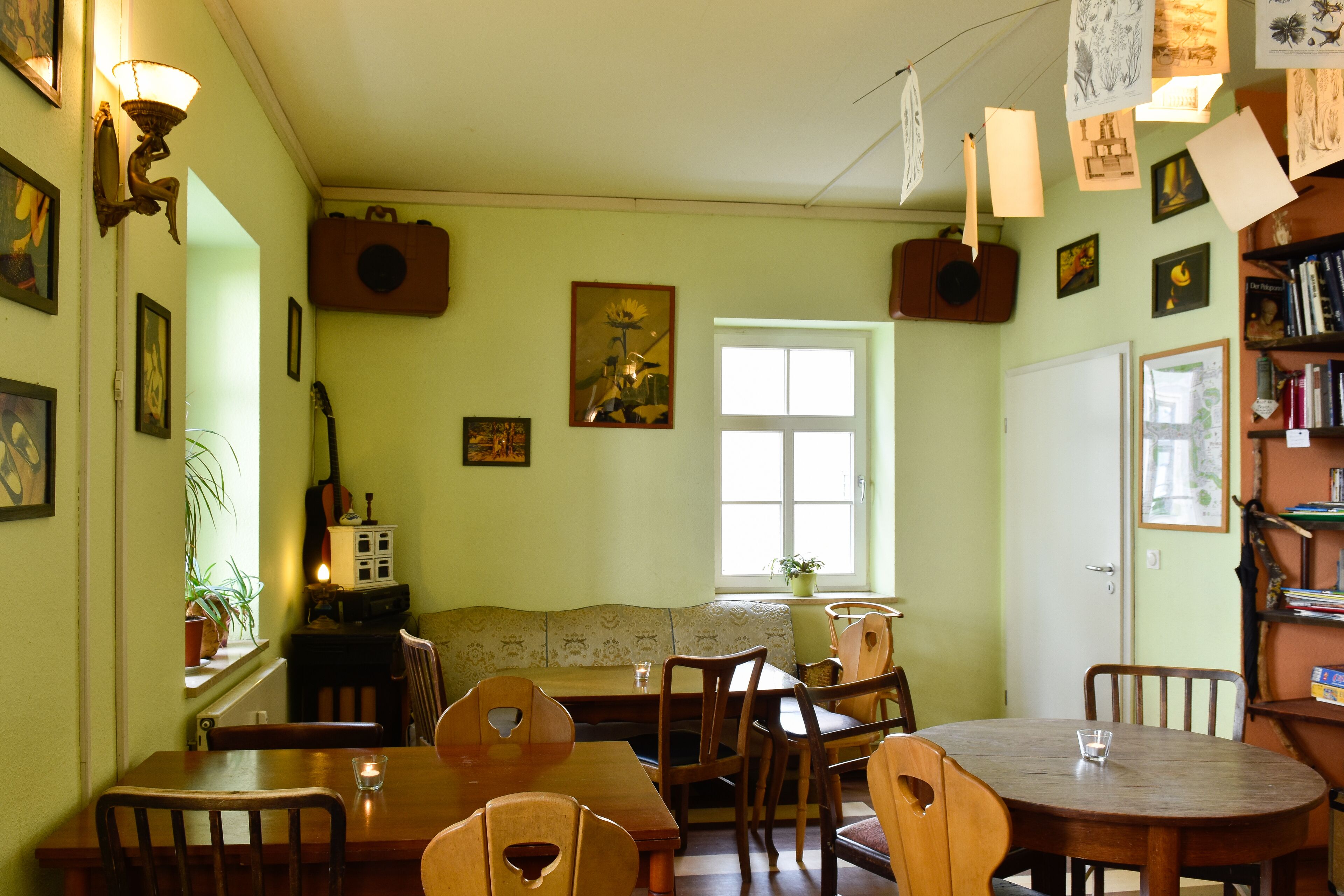 Un comedor con mesa y sillas de madera, un banco y un ventanal con vistas.