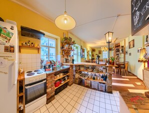 Full-size fridge, microwave, stovetop, dishwasher - Labyrinth Hostel (Weimar)