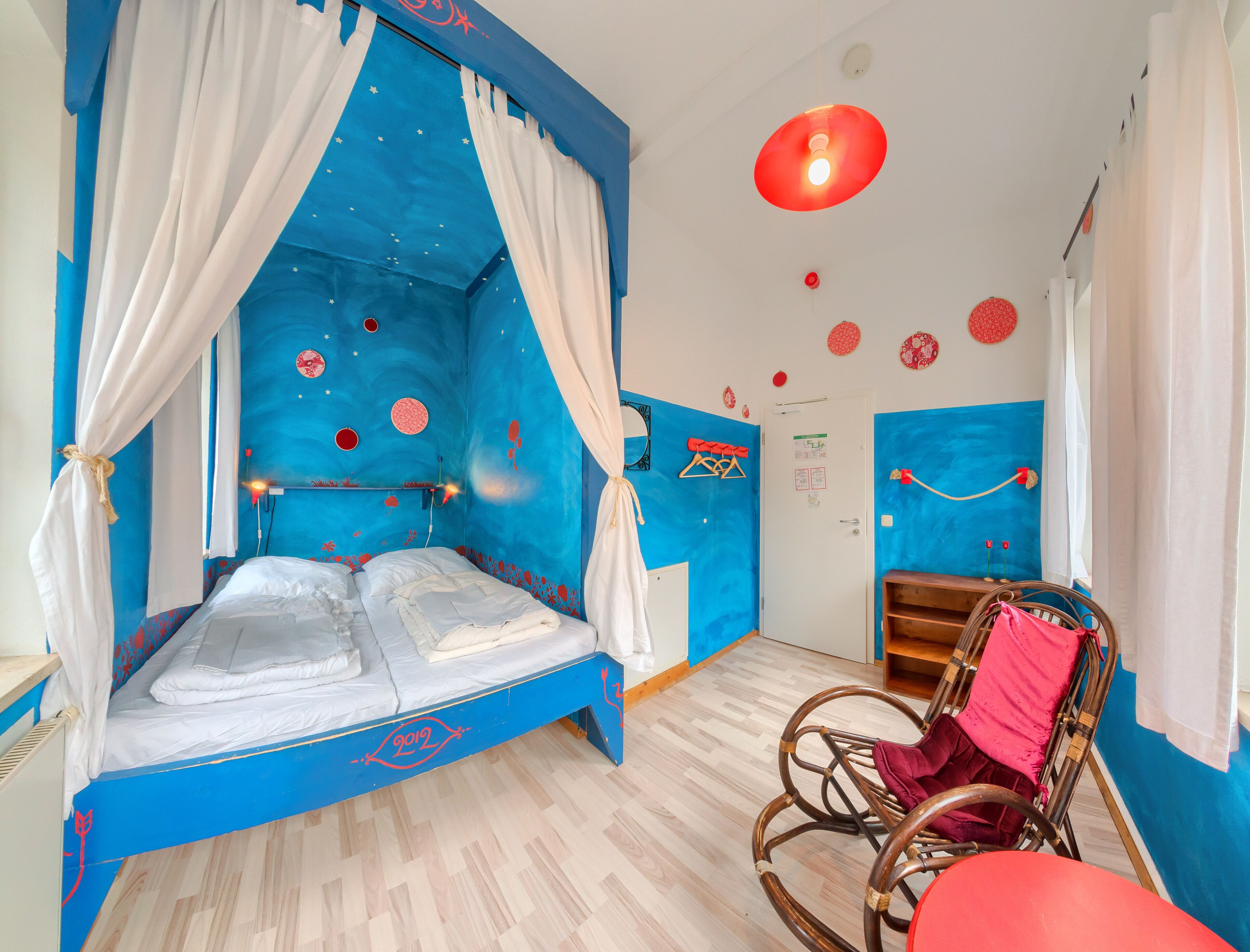 Colchones con pillow-top y caja de seguridad en la habitación 