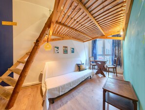 Herbergi með tvíbreiðu rúmi - sameiginlegt baðherbergi | Rúm með „pillowtop“-dýnum, öryggishólf í herbergi