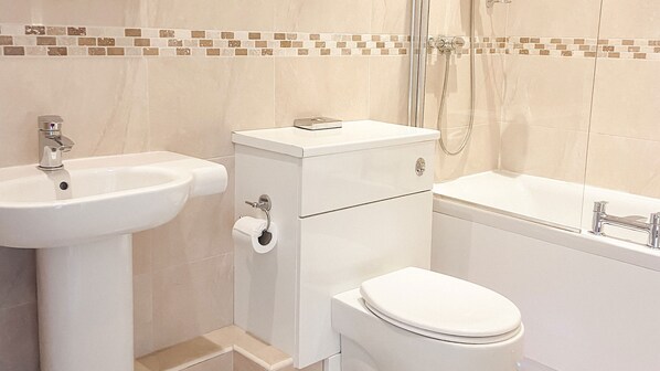 A bathroom with a sink, toilet, and bathtub. - Horsley Lodge Hotel (Derby)