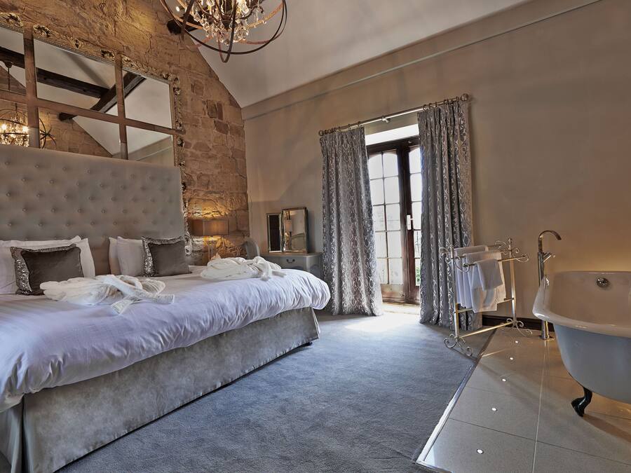 Suíte superluxo, sauna seca | Escrivaninha, ferros/tábuas de passar roupa, Wi-Fi de cortesia