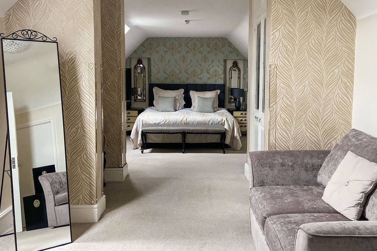 junior suite | 1 bedroom, desk, iron/ironing board, free wifi