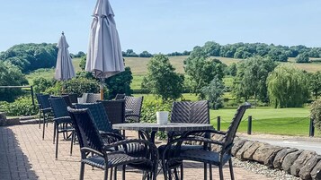 Breakfast, lunch, brunch served; golf course views