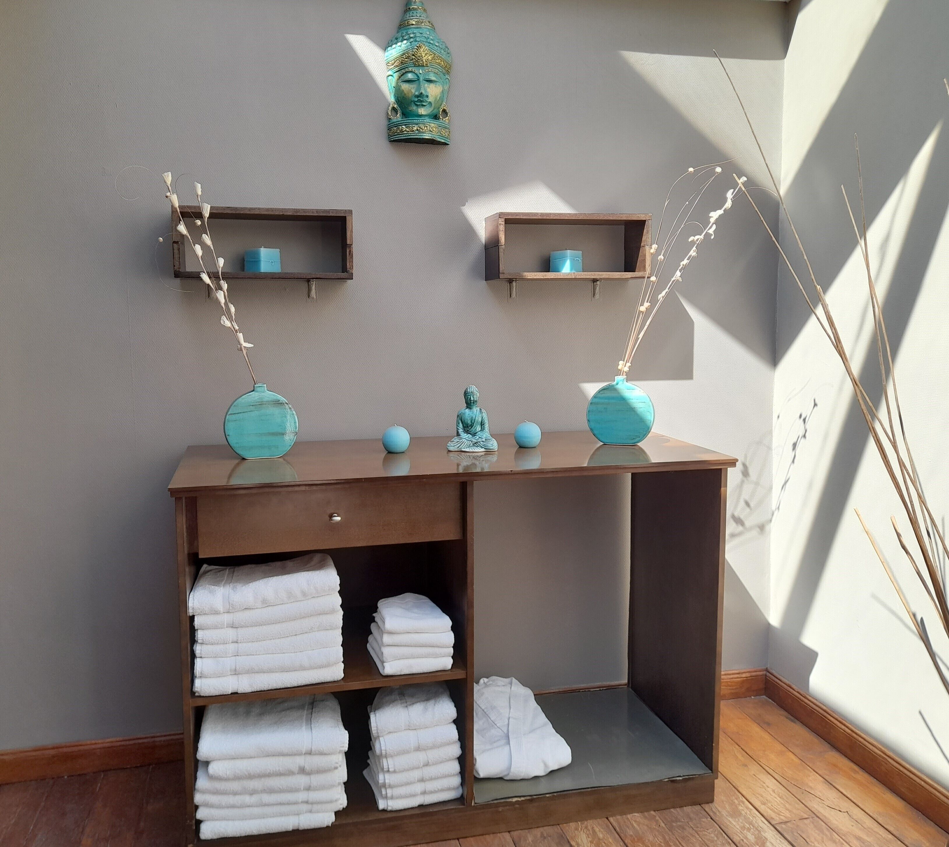 couples treatment room(s), sauna, hot tub, steam room, body treatments