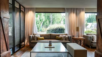 32-inch LED TV with satellite channels, TV