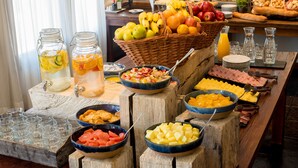 Ein reichhaltiges Buffet mit verschiedenen Früchten, Gemüse und Frühstücksartikeln.